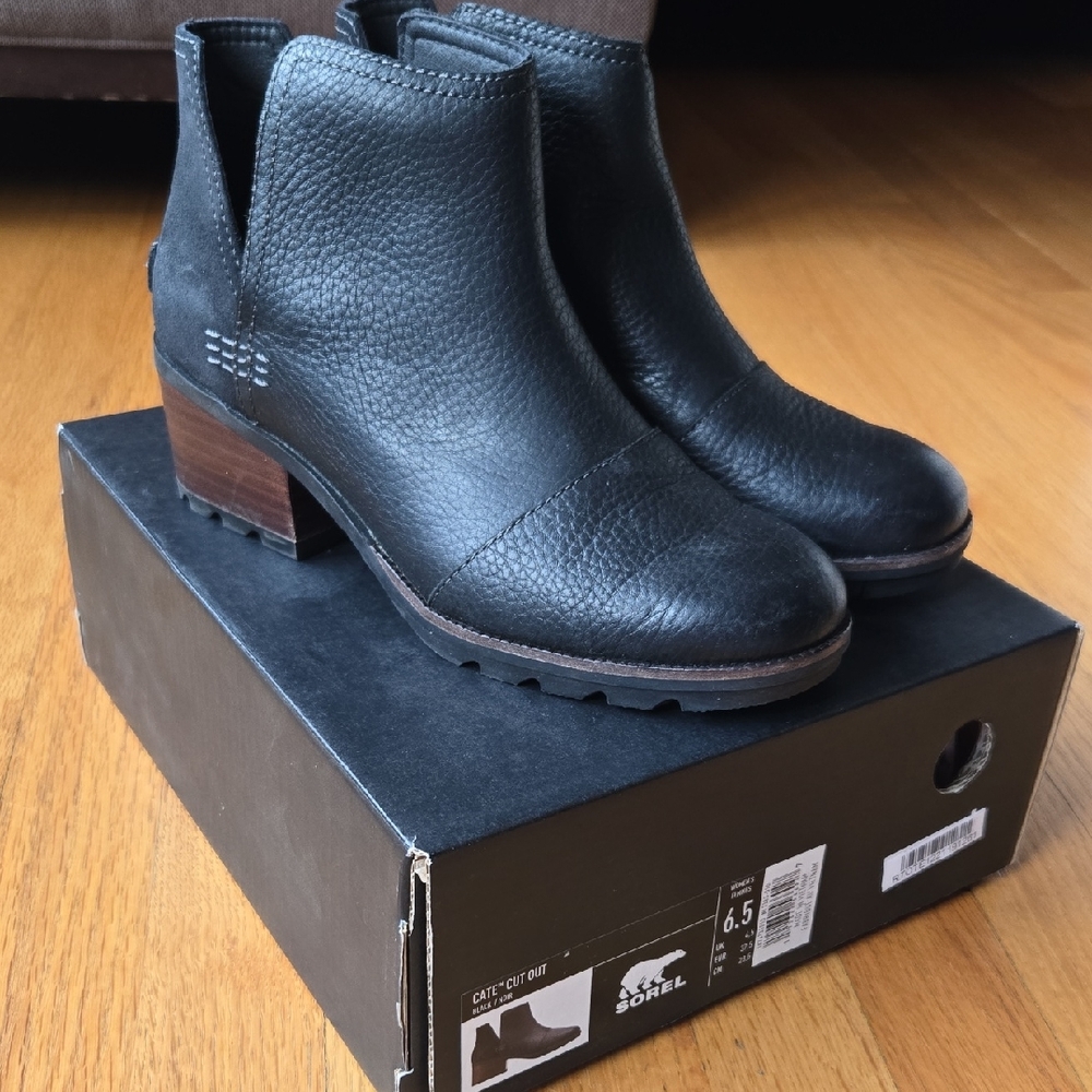 Sorel Black Leather Cate Cut-Out Chelsea Ankle Boots